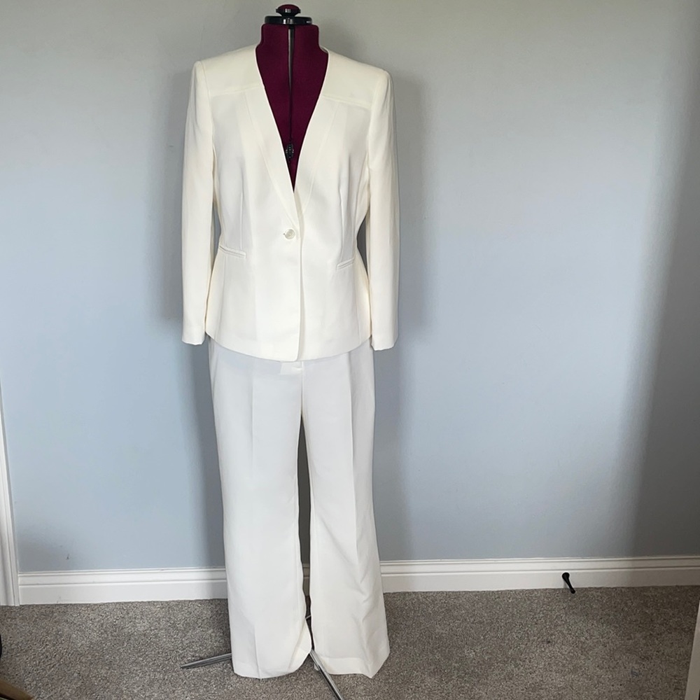 Tahari Levine Studio Cream Pantsuit EUC sz16
